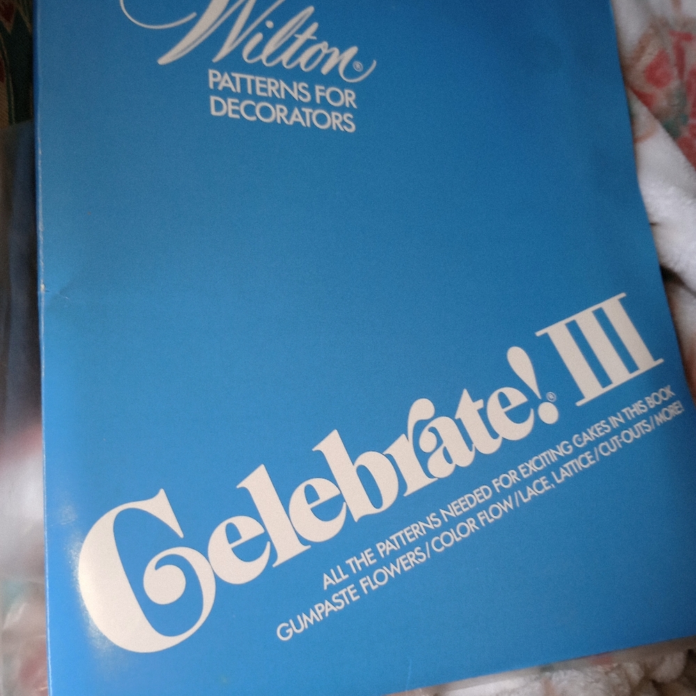 Huge Lot of Vintage WILTON Cake Decorating Books & Pattern Books
